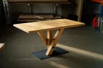 Esstisch aus Holz mit Baumkante THY10-T