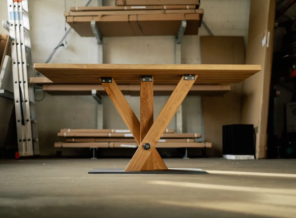 Esstisch aus Holz mit Fächer-Untergestell nach deinen Maßen gefertigt