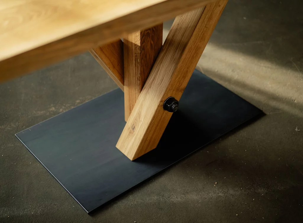 Gekreuztes Tischuntergestell unter Eichenholz Tischplatte mit Baumkante