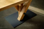 Gekreuztes Tischuntergestell unter Eichenholz Tischplatte mit Baumkante