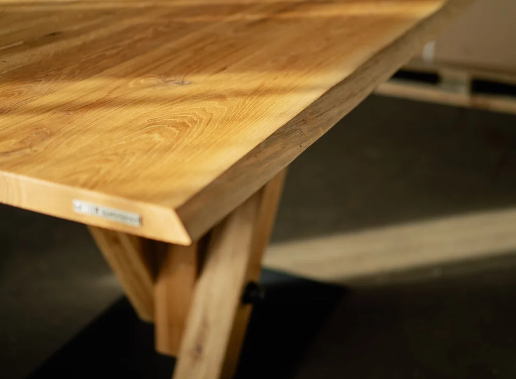 Tisch mit Baumkante aus Eiche mit Astanteil