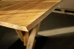 Tisch mit Baumkante aus Eiche mit Astanteil