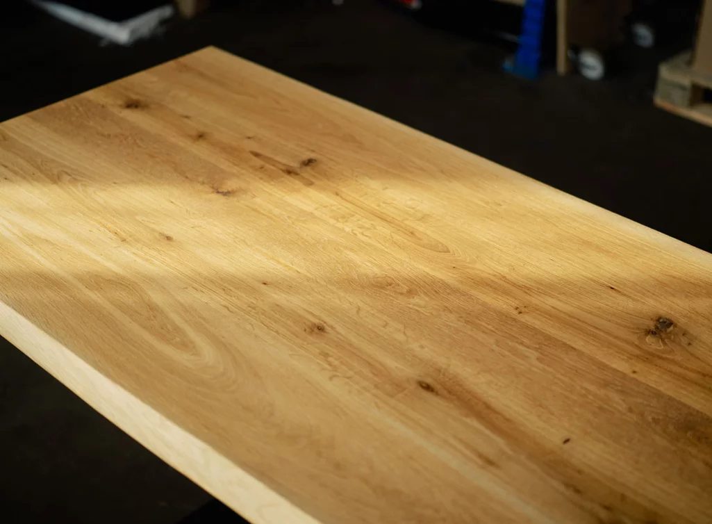 Detailansicht Esstisch nach Maß mit Ast- und Splintholzanteil