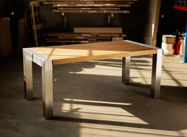 Moderner Tisch aus massivem Eichenholz DAL401-T