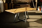Baumkanten Esstisch aus massivem Eichenholz - TUA702