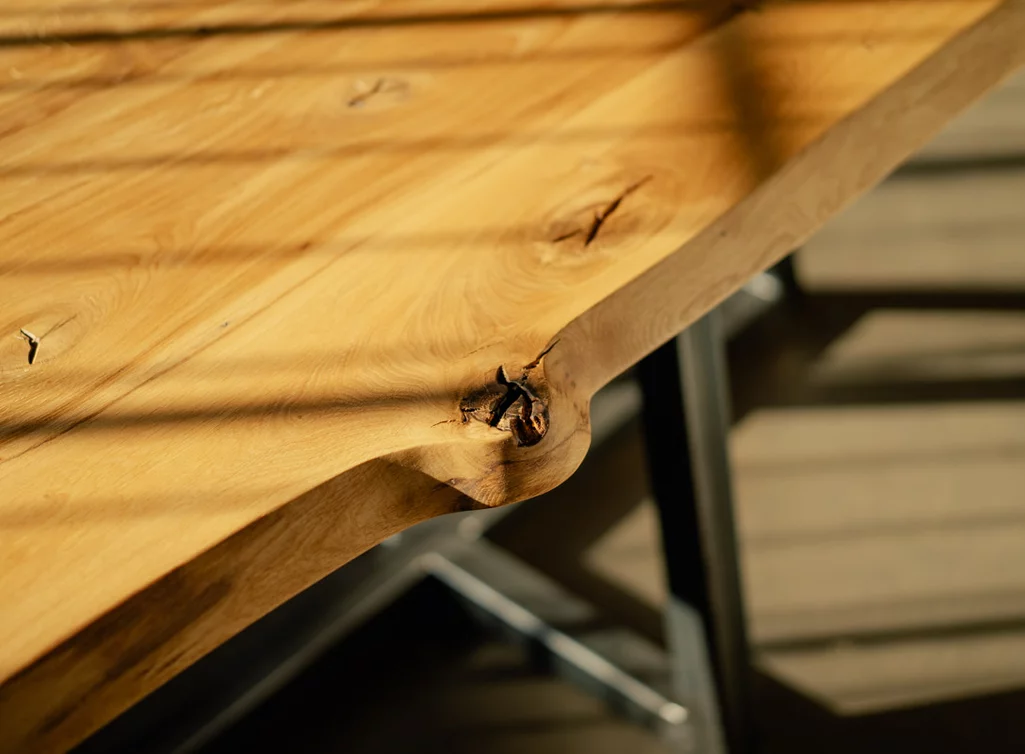 4cm starkes Eichenholz mit Baumkante und Astanteil nach Maß