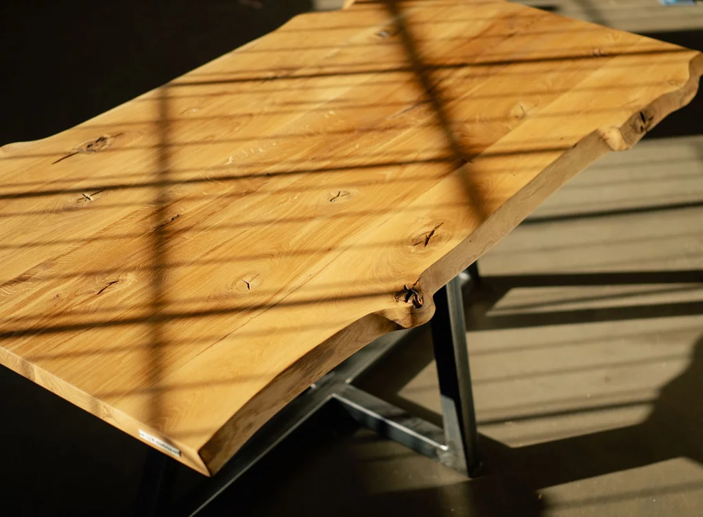 Massivholzplatte Eiche mit Baumkante und charaktervollem Ast- und Splintholzanteil