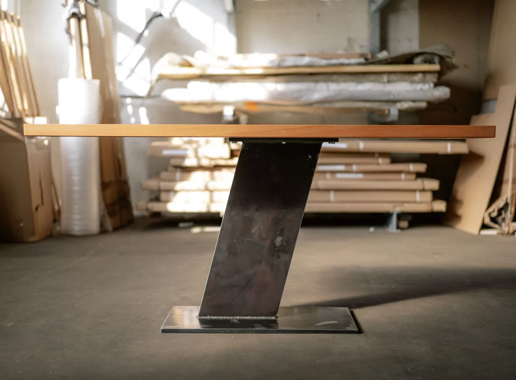 Buche Esstisch mit Gestell aus Stahl in Z-Form - verschiedene Oberflächen verfügbar Buche Esstisch mit Gestell aus Stahl in Z-Form - verschiedene Oberflächen verfügbar