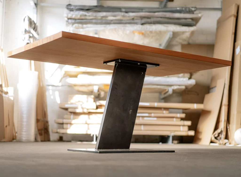 Unterseitenansicht Buche Esstisch mit einem Stahl Tischgestell nach Maß Unterseitenansicht Buche Esstisch mit einem Stahl Tischgestell nach Maß