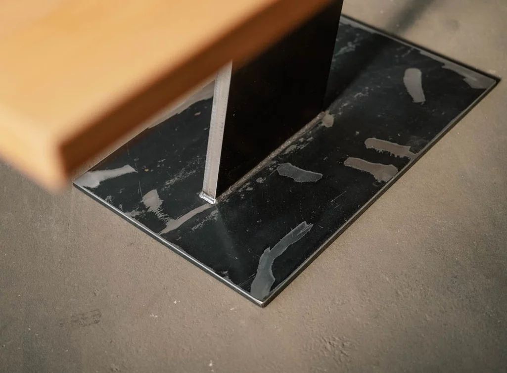 Buche Esstisch mit Z-förmigen Tischuntergestell aus Stahl auf Bodenplatte massiv Buche Esstisch mit Z-förmigen Tischuntergestell aus Stahl auf Bodenplatte massiv