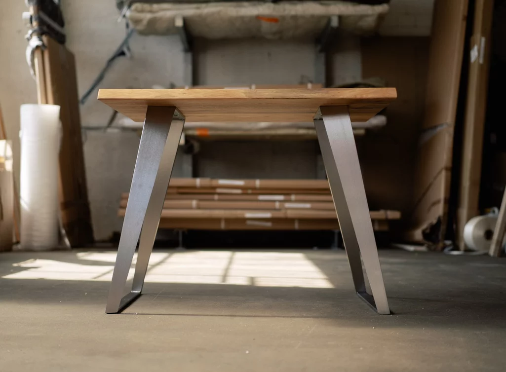 Metallkufen Tisch mit Baumkanten Eichenholzplatte nach deinen Vorgaben produziert Metallkufen Tisch mit Baumkanten Eichenholzplatte nach deinen Vorgaben produziert