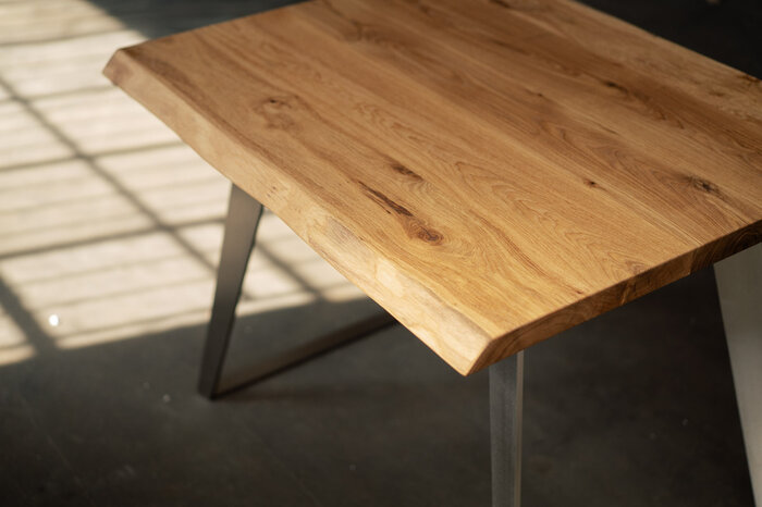 Eichenholz Esstisch mit natürlich gewachsener Baumkante - Detailansicht
