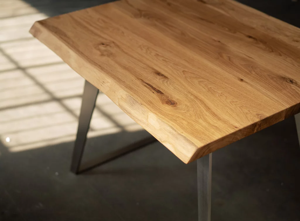 Eichenholz Esstisch mit natürlich gewachsener Baumkante - Detailansicht Eichenholz Esstisch mit natürlich gewachsener Baumkante - Detailansicht