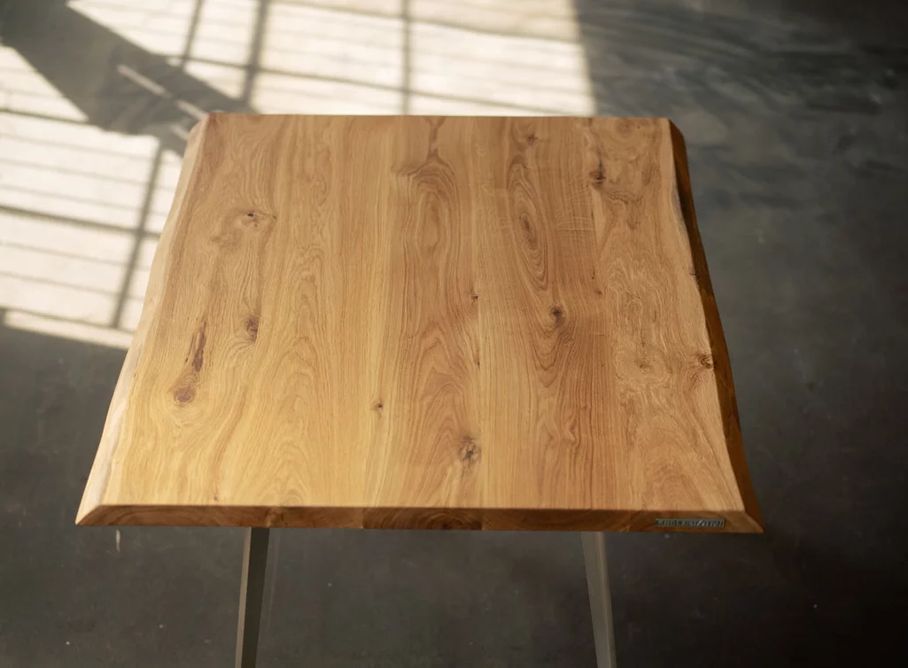 Detailansicht Eiche Massivholzplatte mit Baumkante und Astanteil TCX430-T Detailansicht Eiche Massivholzplatte mit Baumkante und Astanteil TCX430-T