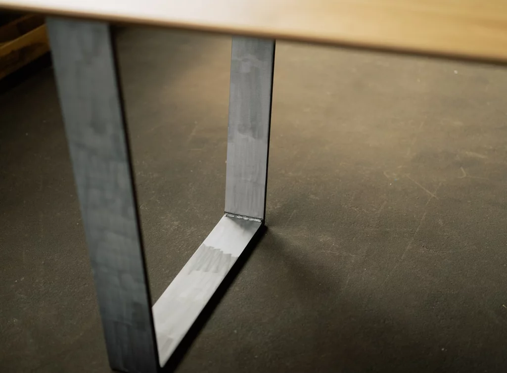 Massivholz Esstisch mit Kufengestell in verschiedenen Oberflächen erhältlich