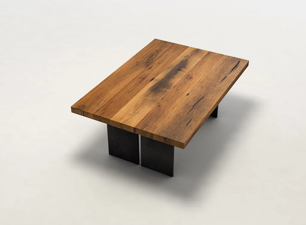 Couchtisch aus Altholz Eiche mit ast- und splintreicher Massivholz Tischplatte Couchtisch aus Altholz Eiche mit ast- und splintreicher Massivholz Tischplatte