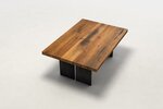 Couchtisch aus Altholz Eiche mit ast- und splintreicher Massivholz Tischplatte