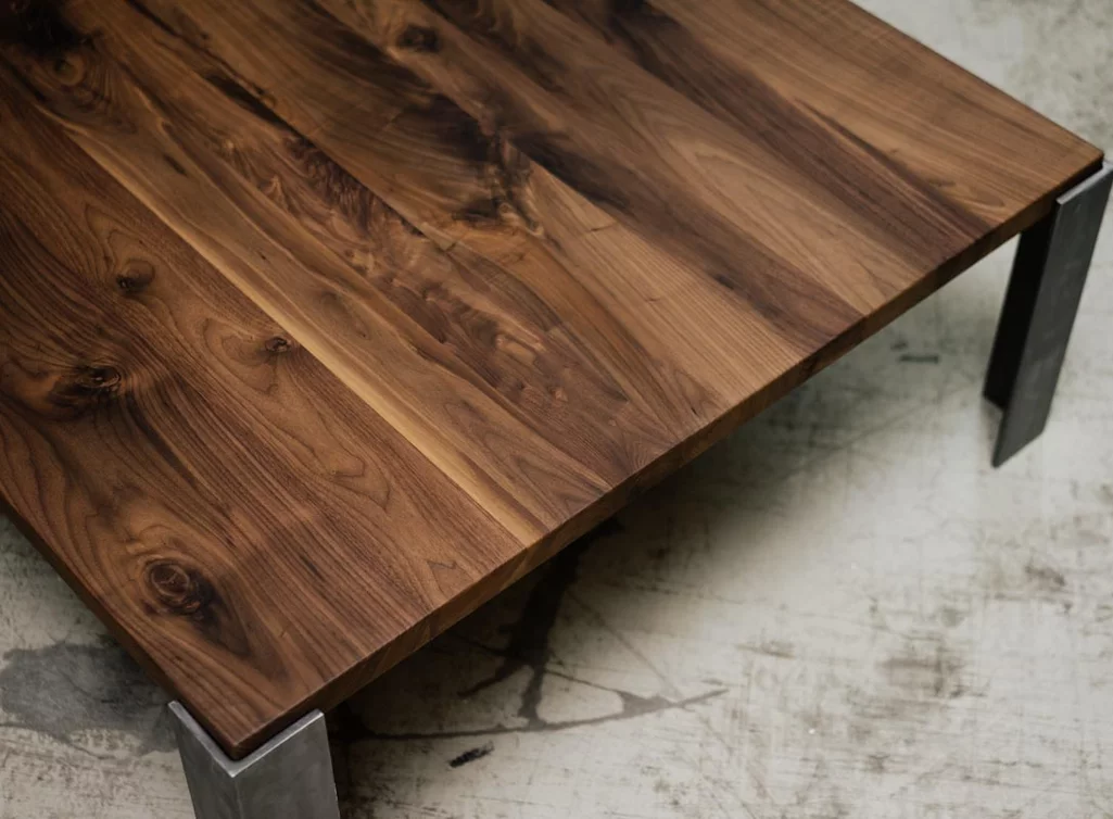 Detailansicht Wohnzimmertisch Nussbaum Massivholz mit Ast Detailansicht Wohnzimmertisch Nussbaum Massivholz mit Ast
