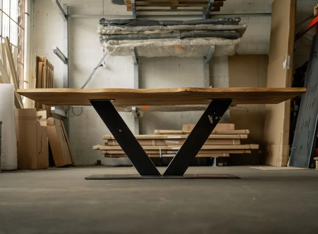 Esstisch mit V förmigen Stahlgestell in verschiedenen Oberflächen erhältlich Esstisch mit V förmigen Stahlgestell in verschiedenen Oberflächen erhältlich