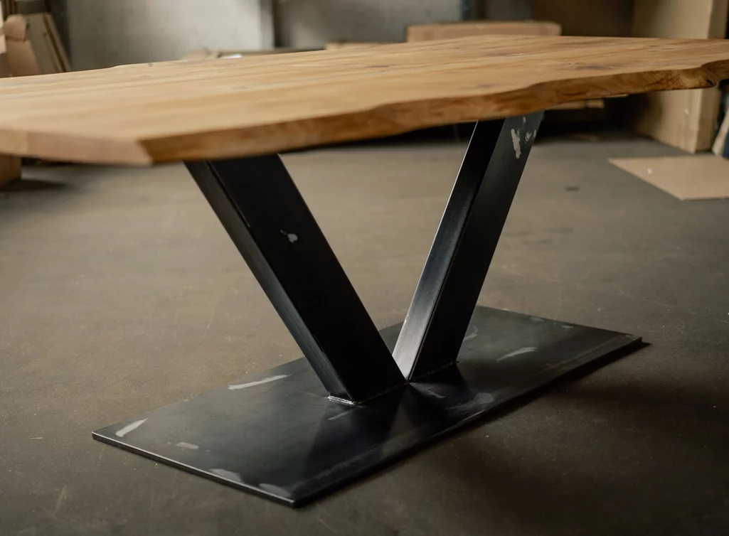 Esstisch mit Stahlgestell aus massiver Bodenplatte und 8cm starken Mittelfüßen Esstisch mit Stahlgestell aus massiver Bodenplatte und 8cm starken Mittelfüßen