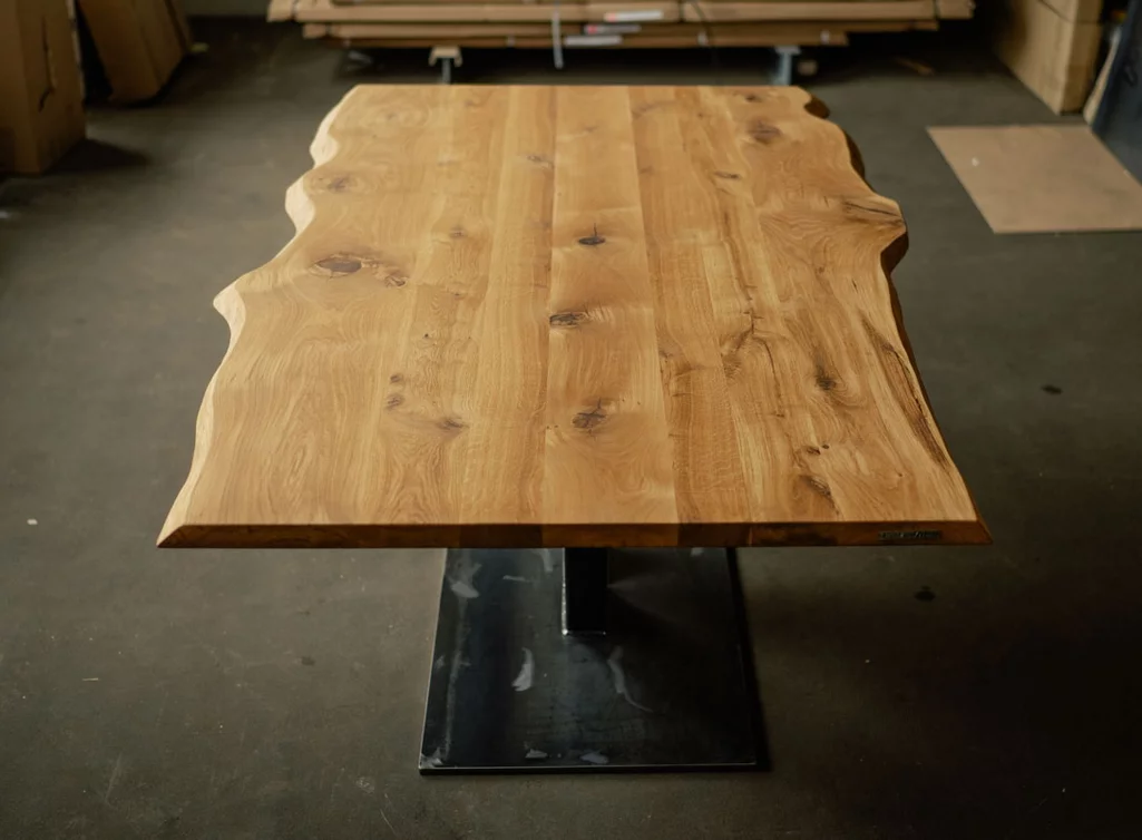 Baumkanten Esstisch mit charaktervollem Ast- und Splintholzanteil Baumkanten Esstisch mit charaktervollem Ast- und Splintholzanteil