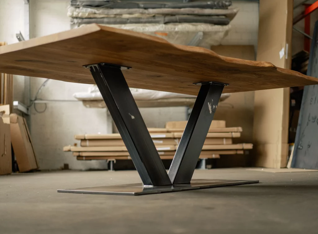 Unterseite Eichenholz Baumkanten Esstisch nach Maß gefertigt Unterseite Eichenholz Baumkanten Esstisch nach Maß gefertigt