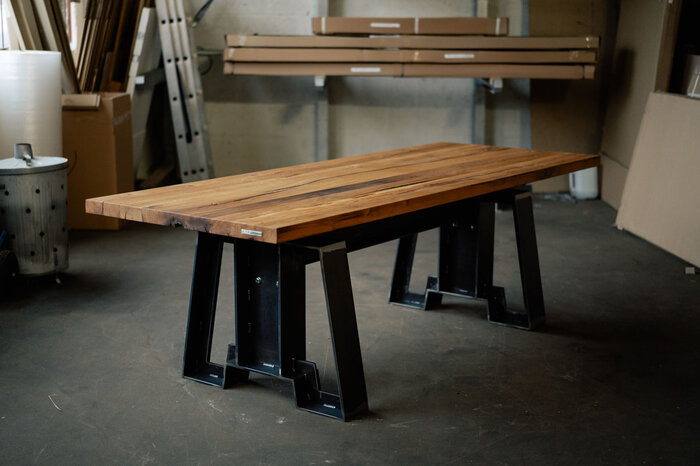 Alte Eiche Massivholztisch auf demontierbaren Tischuntergestell Modell BOX-506-T