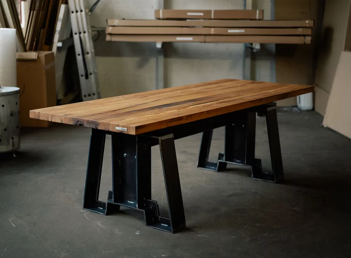 Alte Eiche Massivholztisch auf demontierbaren Tischuntergestell Modell BOX-506-T