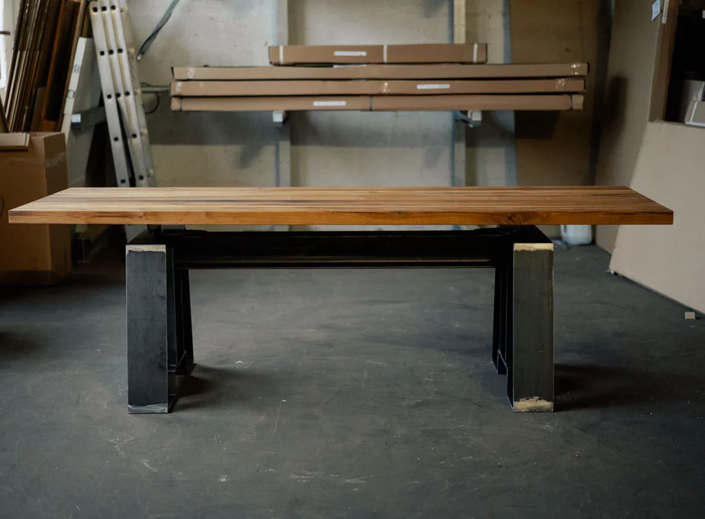 Alte Eiche massiv Tisch auf Rohstahl-Gestell mit Astanteil Alte Eiche massiv Tisch auf Rohstahl-Gestell mit Astanteil