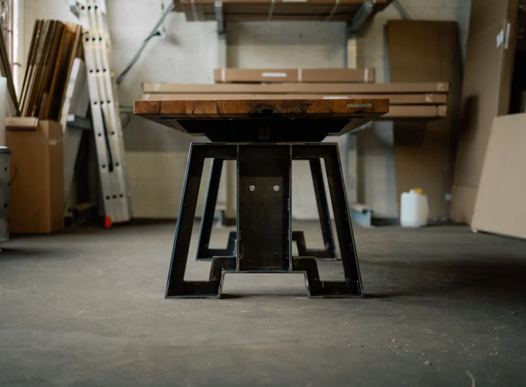 Altholz-Eiche-Tischplatte auf massivem Rohstahl Untergestell Altholz-Eiche-Tischplatte auf massivem Rohstahl Untergestell