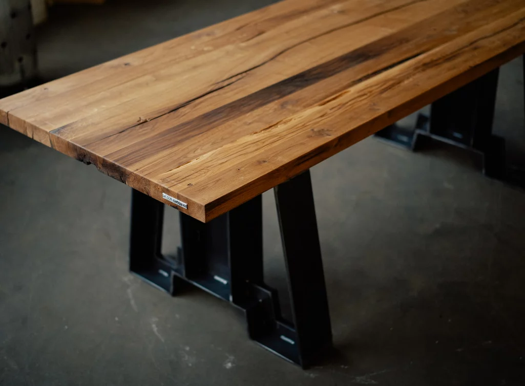 Massives Eichen Altholz auf selbsttragendem Tischuntergestell demontierbar Massives Eichen Altholz auf selbsttragendem Tischuntergestell demontierbar