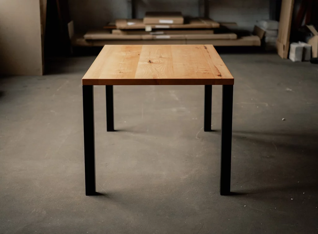 Tisch Kernbuche mit Astanteil nach Maß gefertigt