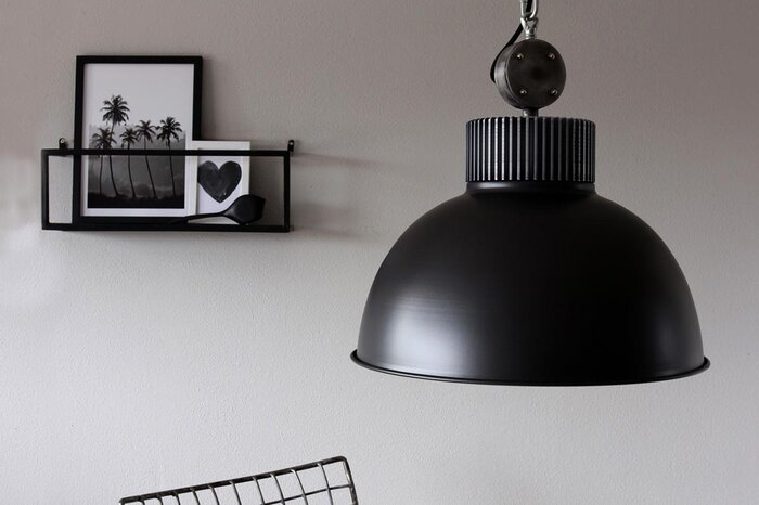 Metall Deckenlampe schwarz mit einem runden Schirm gefertigt