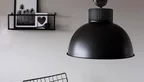 Metall Deckenlampe schwarz mit einem runden Schirm gefertigt