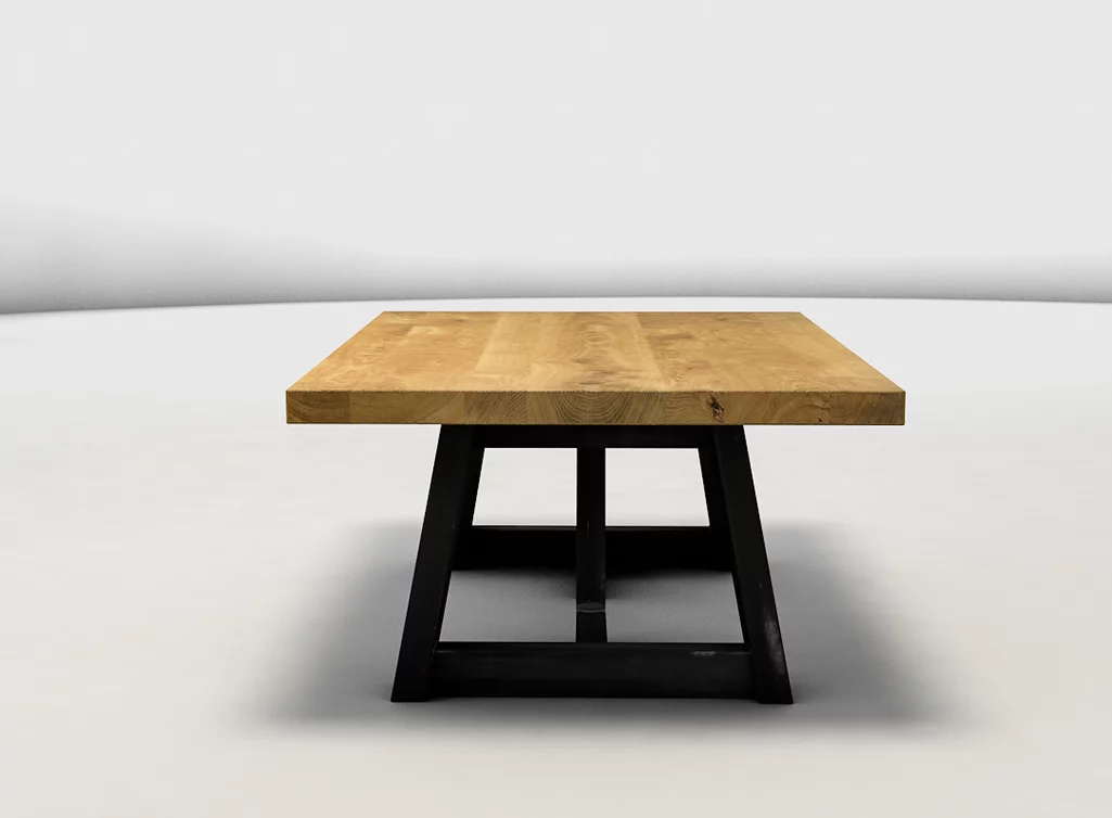 Moderner Couchtisch aus Holz und einem Kufen-Untergestell aus Stahl