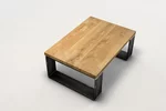Wohnzimmertisch aus Eichenholz mit ast- und splintreicher Tischplatte gefertigt