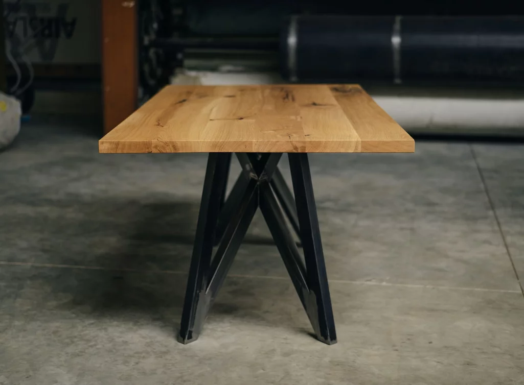 Echtholz Eiche Tisch mit einem Stahlgestell in verschiedenen Oberflächen erhältlich