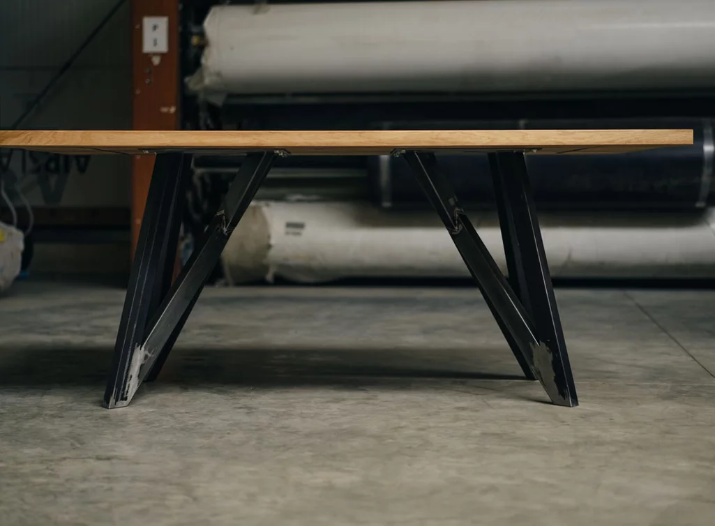 Eichenholz Esstisch nach Maß mit Stahlgestell im stylischen Design