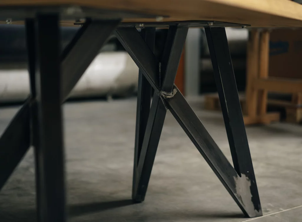 Esszimmertisch aus Eiche mit Stahlgestell aus Vierkant-Stahlrohr