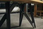 Esszimmertisch aus Eiche mit Stahlgestell aus Vierkant-Stahlrohr