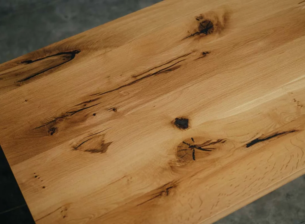 Tisch mit Stahlgestell und Eiche Tischplatte aus astreichem Massivholz