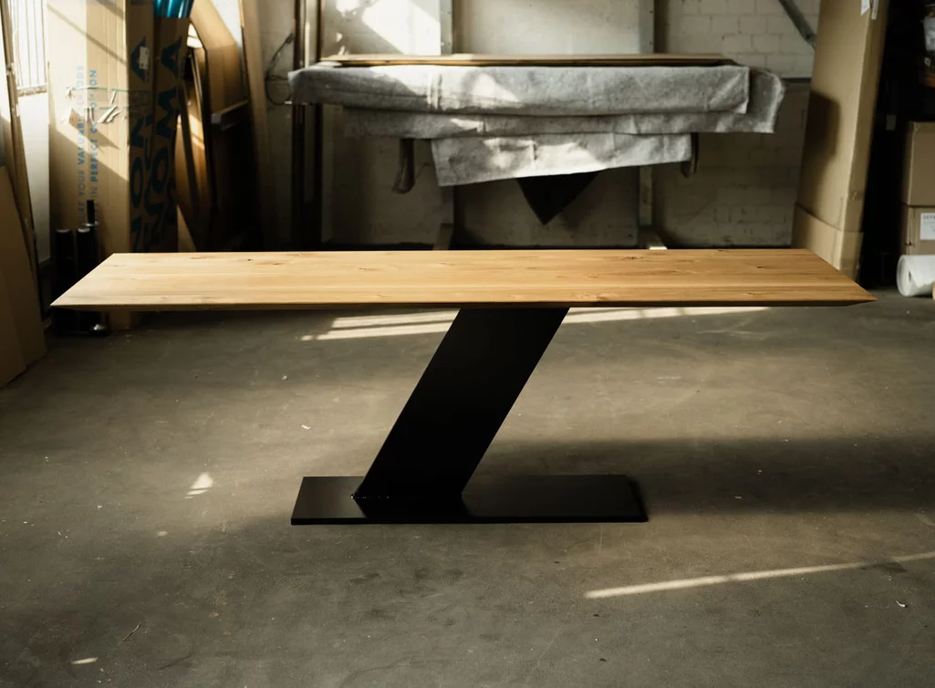 Küchentisch aus Eiche massiv mit Metall-Gestell nach Deinen Maßen gefertigt Küchentisch aus Eiche massiv mit Metall-Gestell nach Deinen Maßen gefertigt