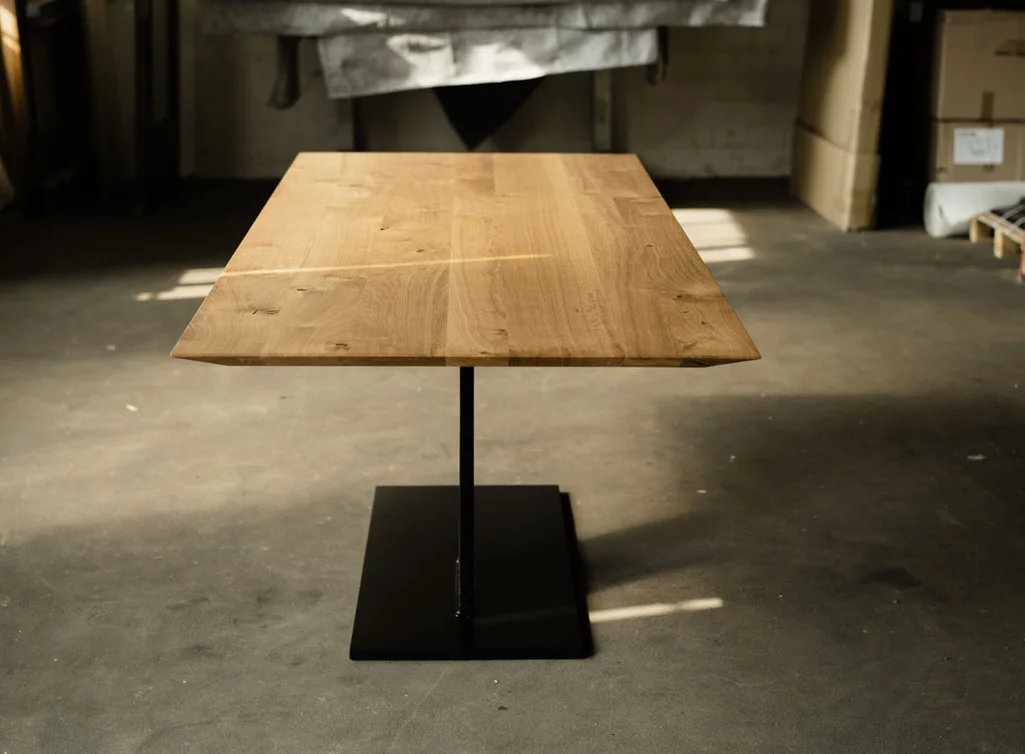 Facettenkanten Eiche Tisch mit Mittelfuß Untergestell aus Stahl Facettenkanten Eiche Tisch mit Mittelfuß Untergestell aus Stahl