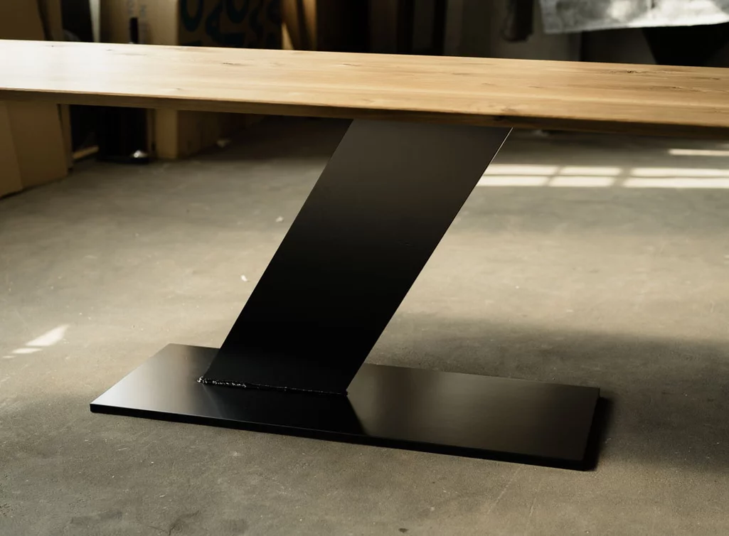 Eichentisch massiv mit Z-förmigen Untergestell aus Stahl - AFR144-T Eichentisch massiv mit Z-förmigen Untergestell aus Stahl - AFR144-T