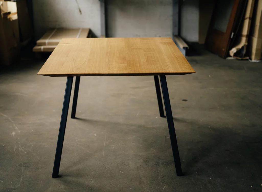 Mit einem selbst tragenden Stahl-Untergestell ausgestatteter Tisch nach Maß Mit einem selbst tragenden Stahl-Untergestell ausgestatteter Tisch nach Maß