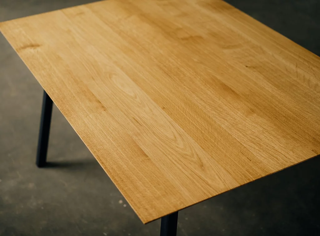 Eiche Holztisch mit Metallgestell - weitgehend ast- und splintfreie Qualität Eiche Holztisch mit Metallgestell - weitgehend ast- und splintfreie Qualität