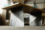 Massiver Holztisch mit Metallwangen Untergestell im futuristischen Design