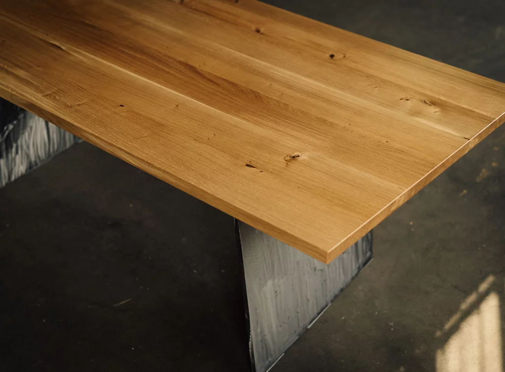 Esstisch aus Eichenholz mit charaktervollem Astanteil - E35-T