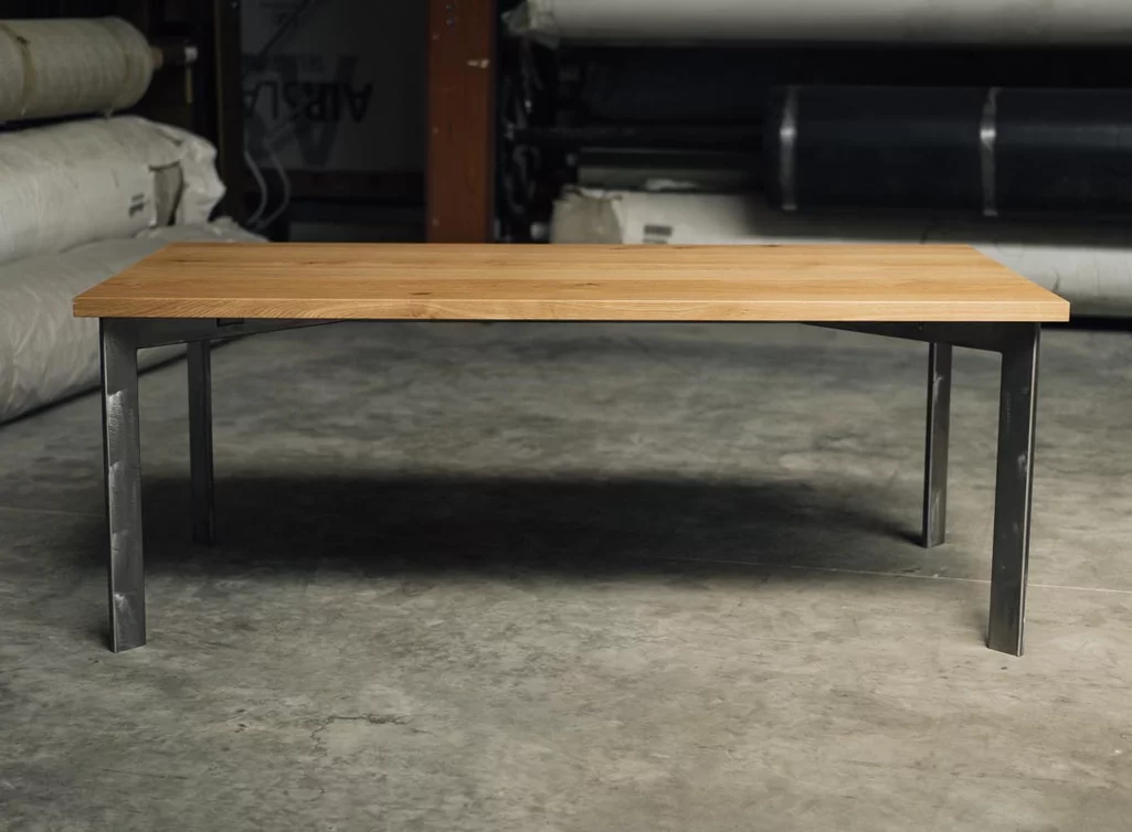 Moderner Esstisch mit Stahlgestell selbsttragend Moderner Esstisch mit Stahlgestell selbsttragend