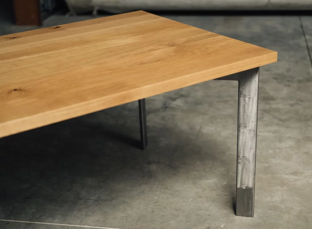 Massivholz Esstisch mit Metallgestell - Abbildung in Blankstahl Massivholz Esstisch mit Metallgestell - Abbildung in Blankstahl